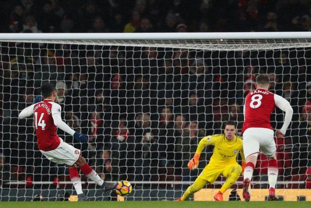  帕德博恩中场调度行云流水，德甲战术素养令人赞叹